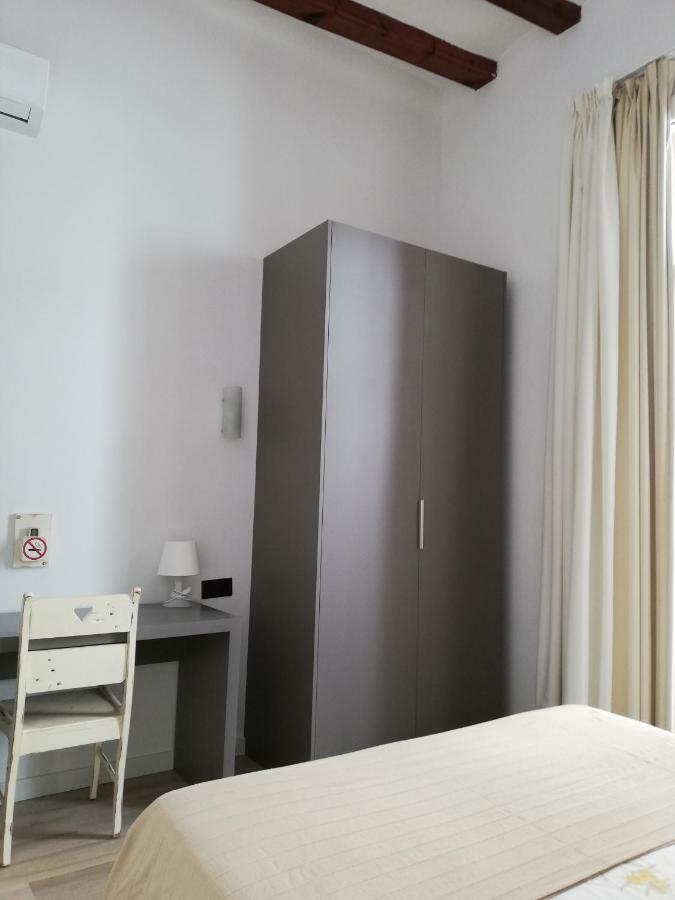 Hostal Parellades Sitges Eksteriør billede